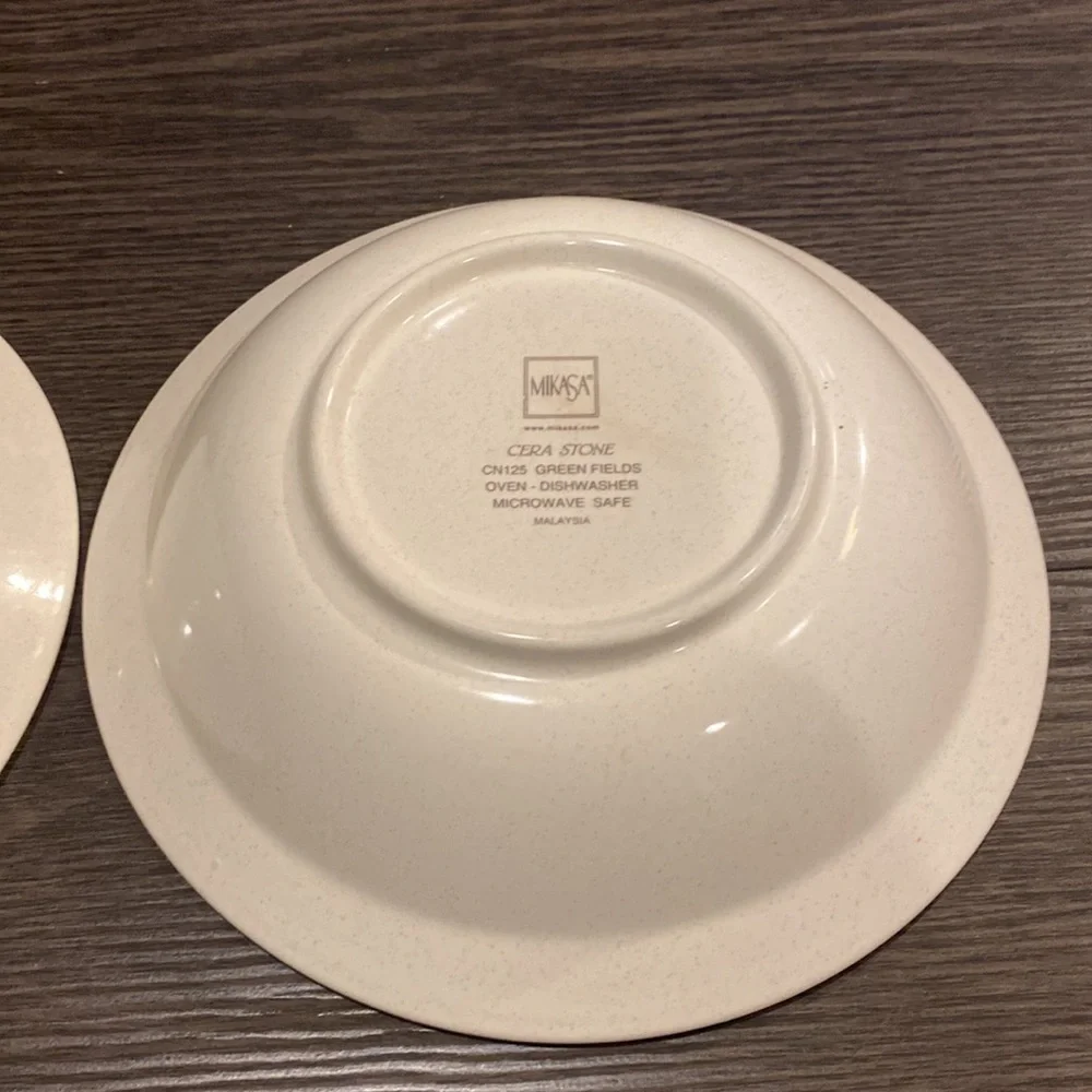 (2) Mikasa Green Fields bowls. 8” diameter. Blue/Off- white. Beautiful! 2 bowls.
